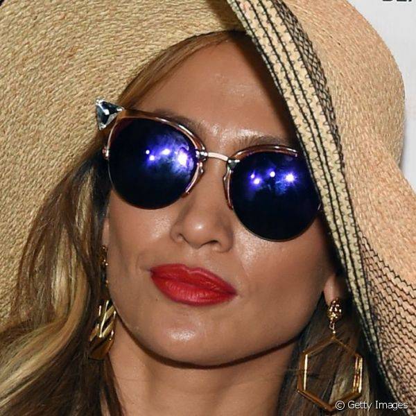 Para comemorar os dias mais quentes no hemisf?rio norte, Jennifer Lopez usou uma make de pele bronzeada com batom laranja bem fechado e matte
